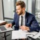 Офисный работник осуществляет кадровый учет