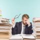 Офисный работник за бумагами - Как проводить кадровый аудит
