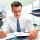 Работник проводит кадровый аудит в компании
