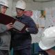 Инженер объясняет работнику об охране труда