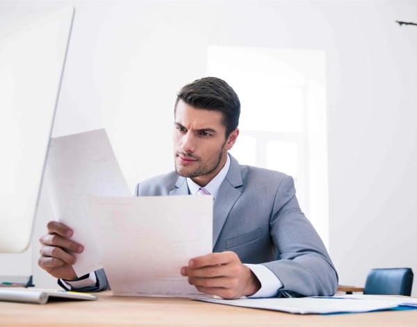 Специалист изучает документы по воинскому учету